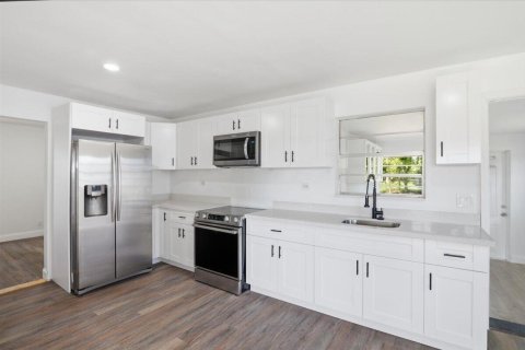 Casa en alquiler en South Bay, Florida, 4 dormitorios, 122.63 m2 № 2183381 - foto 10