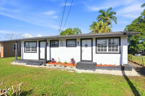 Casa en alquiler en South Bay, Florida, 4 dormitorios, 122.63 m2 № 2183381 - foto 3