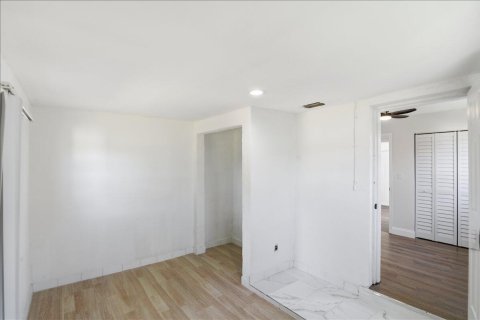 Casa en alquiler en South Bay, Florida, 4 dormitorios, 122.63 m2 № 2183381 - foto 26