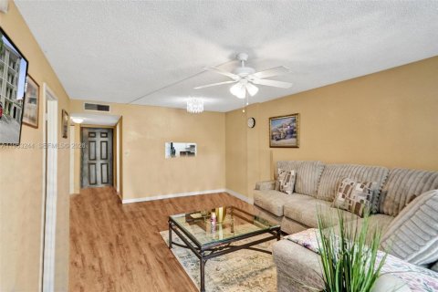 Купить кондоминиум в Лодердейл-Лейкс, Флорида 1 спальня, 65.5м2, № 2007724 - фото 17