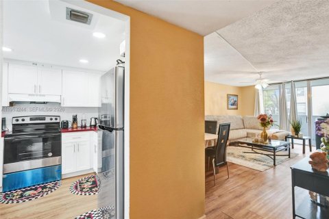 Купить кондоминиум в Лодердейл-Лейкс, Флорида 1 спальня, 65.5м2, № 2007724 - фото 4