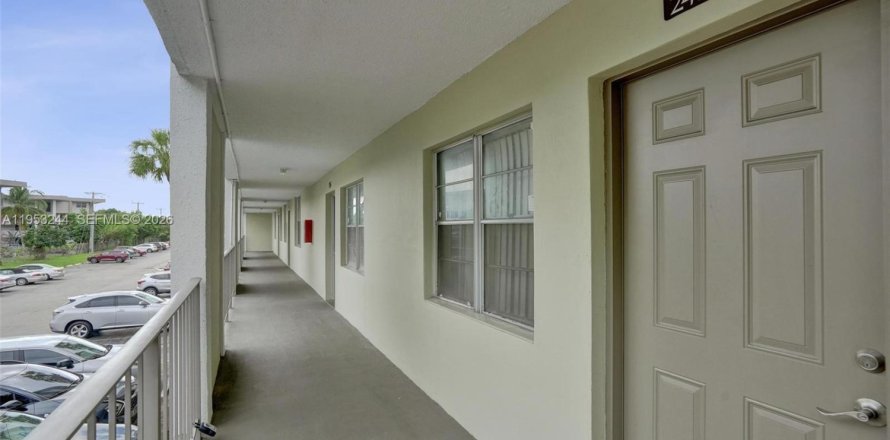 Кондоминиум с 1 спальней в Лодердейл-Лейкс, Флорида № 2007724