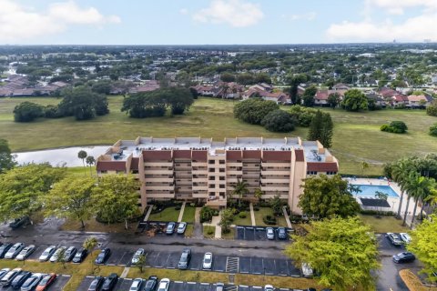 Condo in Lauderhill, Florida, 2 bedrooms № 2190954 - photo 2