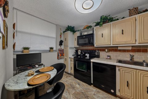 Condo in Lauderhill, Florida, 2 bedrooms № 2190954 - photo 18