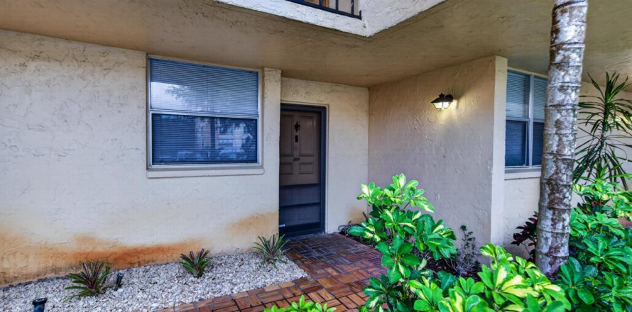 Condo in Lauderhill, Florida, 2 bedrooms № 2190954