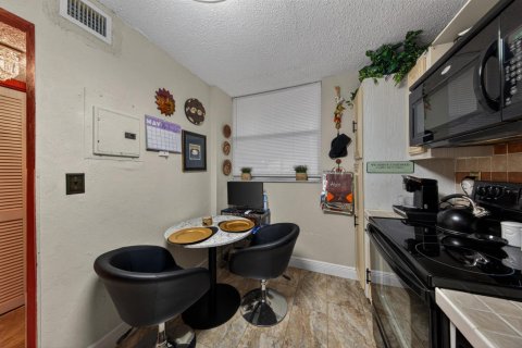 Condo in Lauderhill, Florida, 2 bedrooms № 2190954 - photo 19