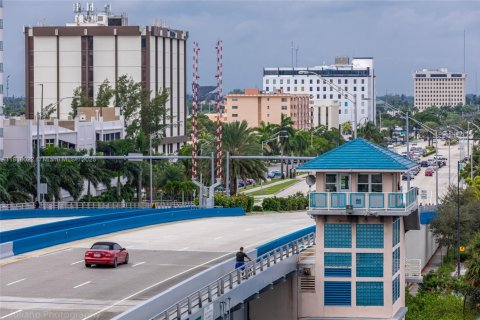 Condo in Hollywood, Florida, 2 bedrooms  № 1830549 - photo 24