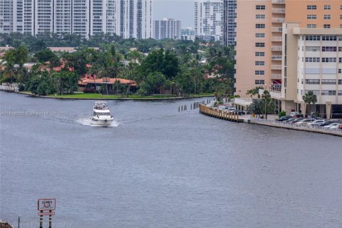 Condo in Hollywood, Florida, 2 bedrooms  № 1830549 - photo 23