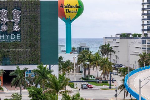 Condo in Hollywood, Florida, 2 bedrooms  № 1830549 - photo 1