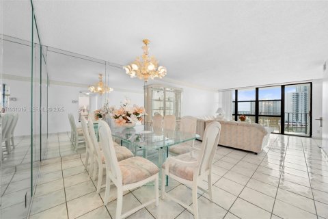 Copropriété à louer à Hallandale Beach, Floride: 2 chambres, 104.98 m2 № 1990926 - photo 5