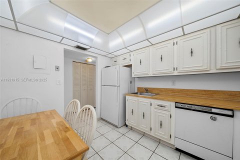 Copropriété à louer à Hallandale Beach, Floride: 2 chambres, 104.98 m2 № 1990926 - photo 15