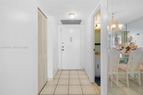 Copropriété à louer à Hallandale Beach, Floride: 2 chambres, 104.98 m2 № 1990926 - photo 3