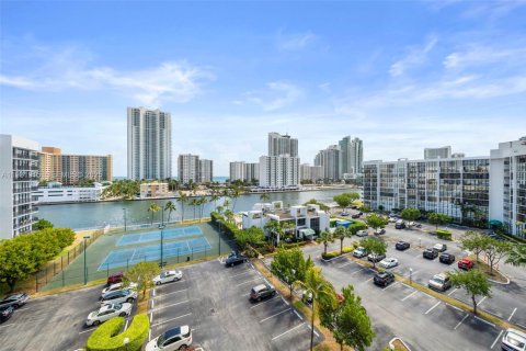 Copropriété à louer à Hallandale Beach, Floride: 2 chambres, 104.98 m2 № 1990926 - photo 2