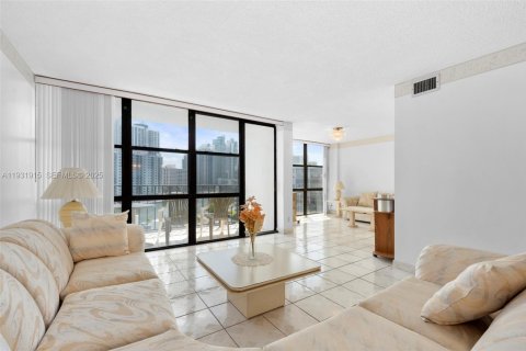 Copropriété à louer à Hallandale Beach, Floride: 2 chambres, 104.98 m2 № 1990926 - photo 7