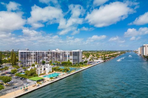 Condo à Hallandale Beach, Floride, 2 chambres  № 1990926