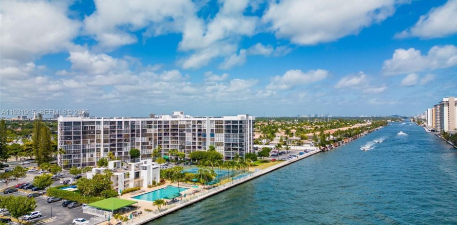 Condo à Hallandale Beach, Floride, 2 chambres № 1990926