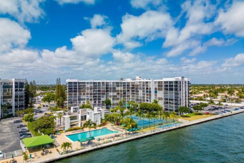 Copropriété à louer à Hallandale Beach, Floride: 2 chambres, 104.98 m2 № 1990926 - photo 24