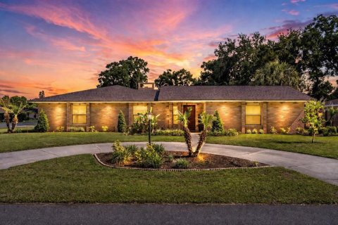 House in Auburndale, Florida 4 bedrooms, 237.46 sq.m. № 2216194