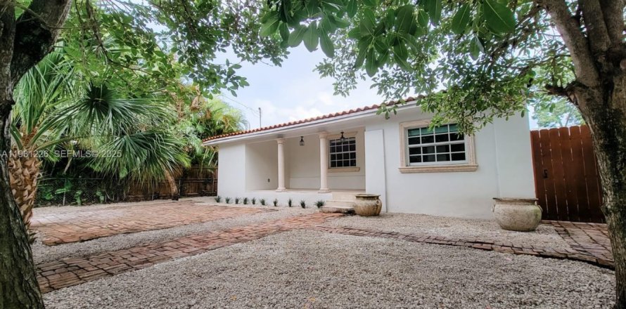 Дом в Майами, Флорида 3 спальни, 147.53м2 № 1989886