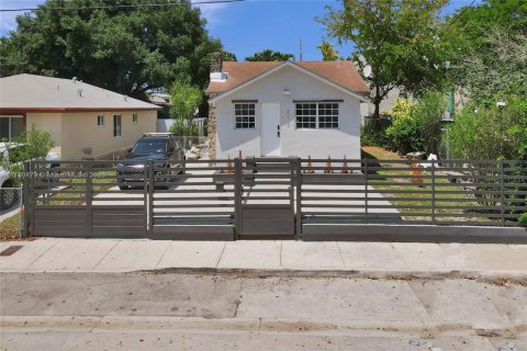 Villa ou maison à vendre à Miami, Floride: 2 chambres, 148.09 m2 № 1701122 - photo 1