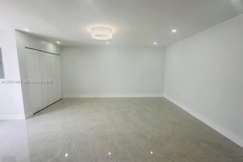 Снять в аренду виллу или дом в Майами, Флорида 3 спальни, 144.93м2, № 2087635 - фото 19