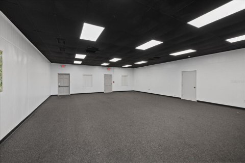 Commercial property in Tampa, Florida № 2114345 - photo 28