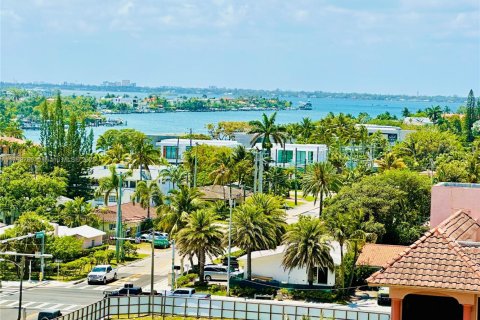 Condo in Surfside, Florida, 2 bedrooms  № 1683588 - photo 7