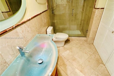 Condo in Surfside, Florida, 2 bedrooms  № 1683588 - photo 28