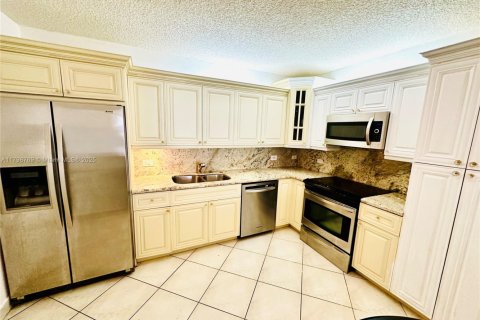 Condo in Surfside, Florida, 2 bedrooms  № 1683588 - photo 13