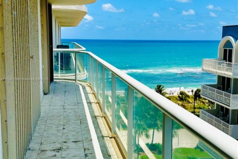 Condo in Surfside, Florida, 2 bedrooms  № 1683588 - photo 8