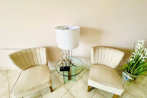 Condo in Surfside, Florida, 2 bedrooms  № 1683588 - photo 19
