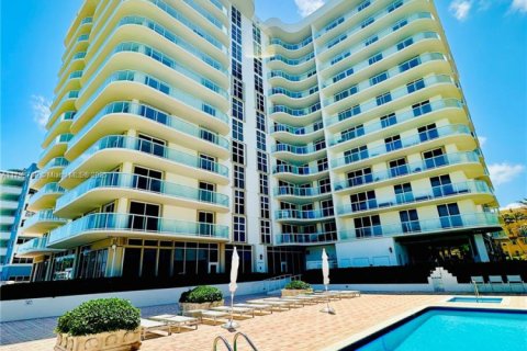 Condo in Surfside, Florida, 2 bedrooms  № 1683588 - photo 1