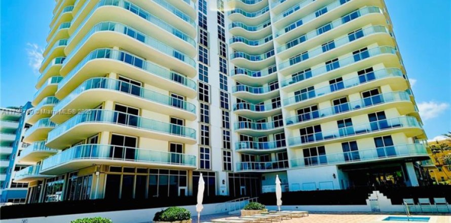 Condo in Surfside, Florida, 2 bedrooms № 1683588