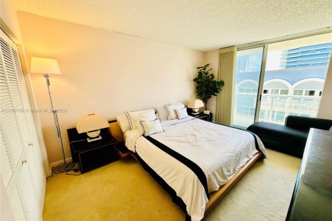 Condo in Surfside, Florida, 2 bedrooms  № 1683588 - photo 24