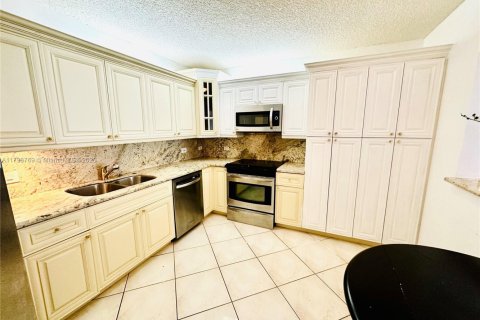 Condo in Surfside, Florida, 2 bedrooms  № 1683588 - photo 14