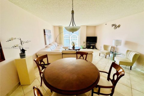 Condo in Surfside, Florida, 2 bedrooms  № 1683588 - photo 21