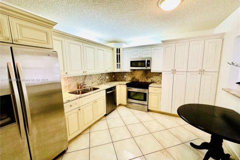 Condo in Surfside, Florida, 2 bedrooms  № 1683588 - photo 12