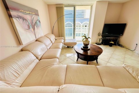 Condo in Surfside, Florida, 2 bedrooms  № 1683588 - photo 20