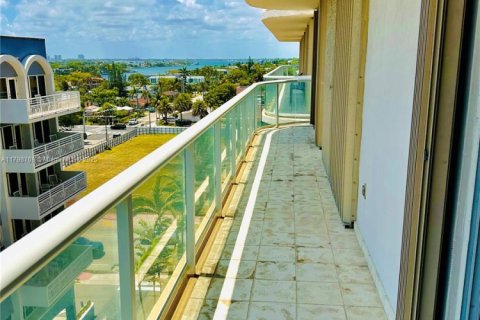 Condo in Surfside, Florida, 2 bedrooms  № 1683588 - photo 6