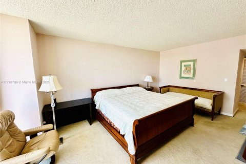Condo in Surfside, Florida, 2 bedrooms  № 1683588 - photo 30