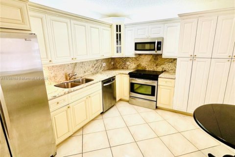 Condo in Surfside, Florida, 2 bedrooms  № 1683588 - photo 15