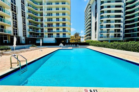 Condo in Surfside, Florida, 2 bedrooms  № 1683588 - photo 4
