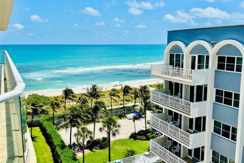 Condo in Surfside, Florida, 2 bedrooms  № 1683588 - photo 9