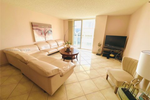 Condo in Surfside, Florida, 2 bedrooms  № 1683588 - photo 16