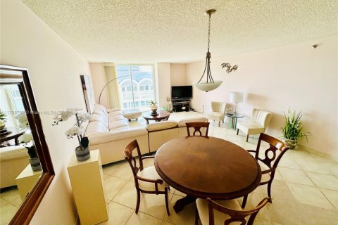 Condo in Surfside, Florida, 2 bedrooms  № 1683588 - photo 23