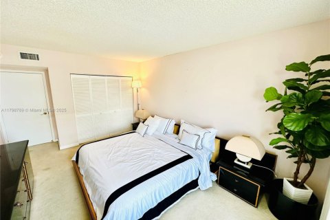 Condo in Surfside, Florida, 2 bedrooms  № 1683588 - photo 25