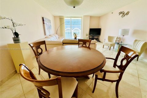 Condo in Surfside, Florida, 2 bedrooms  № 1683588 - photo 22