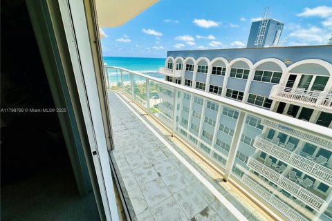 Condo in Surfside, Florida, 2 bedrooms  № 1683588 - photo 11