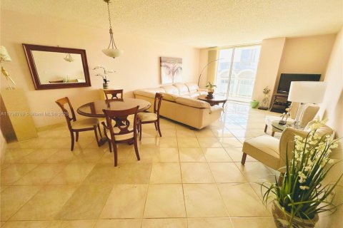 Condo in Surfside, Florida, 2 bedrooms  № 1683588 - photo 18