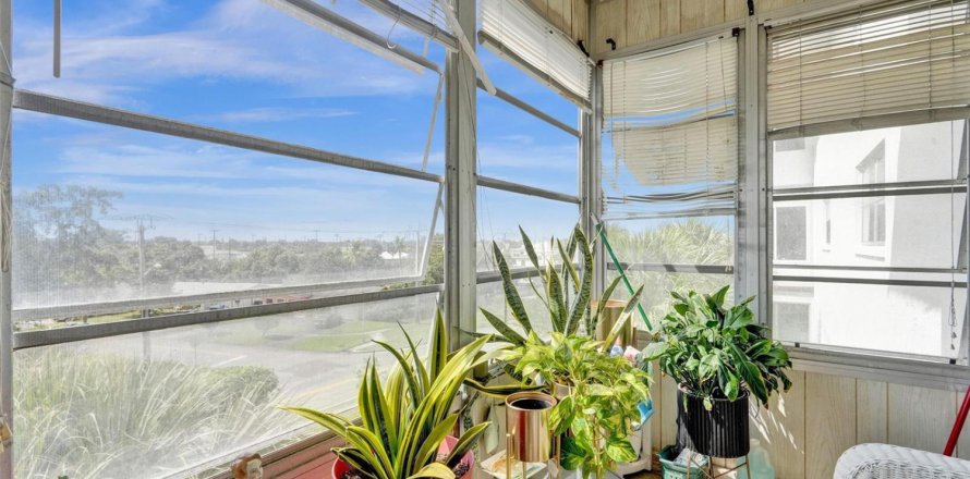 Condo in Lauderhill, Florida, 1 bedroom № 2245716